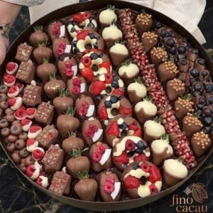 Caixa de frutas cobertas por chocolates e decoradas